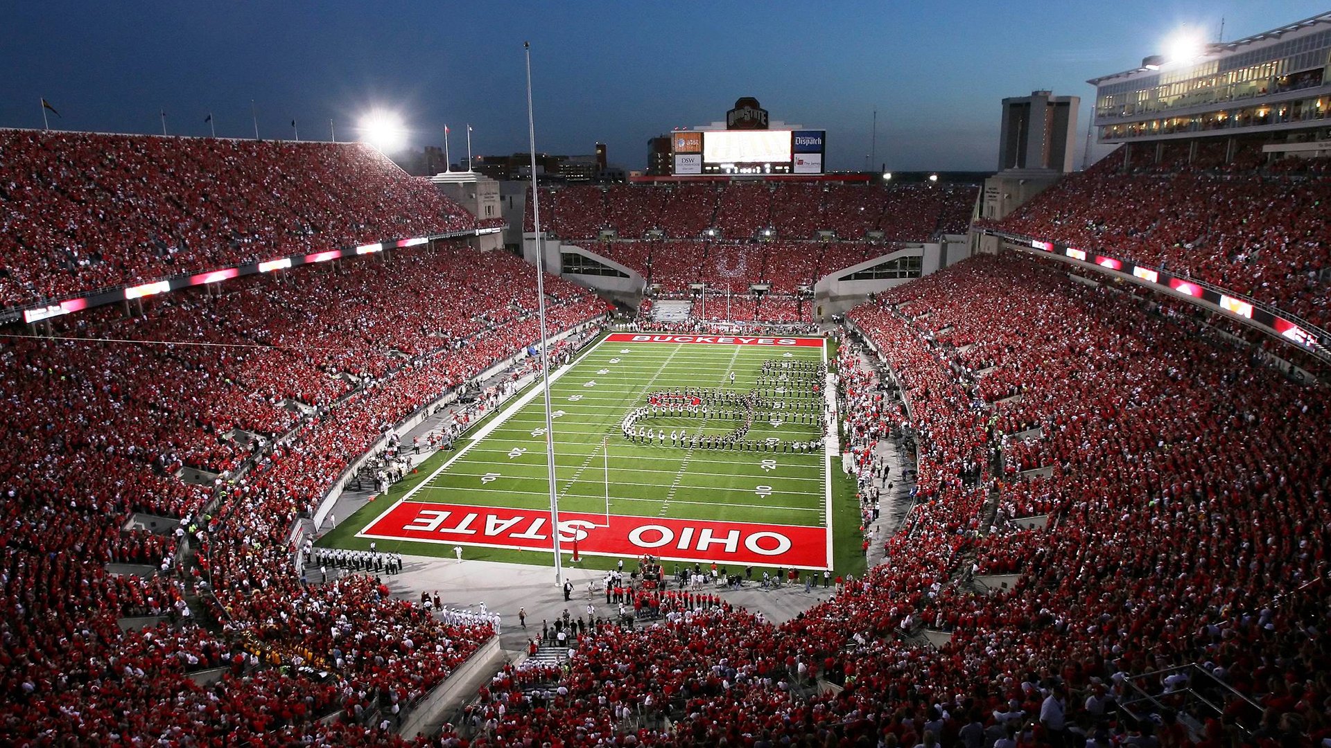 山本由伸捧冠军金杯下机！与Kike背同款37万名牌包吸睛，山本牌子